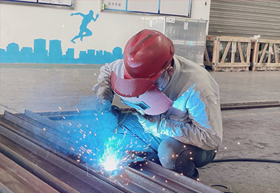 加班加點趕生產(chǎn)，凝心聚力保任務(wù)