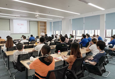 在工作中不斷學(xué)習(xí)，在學(xué)習(xí)中不斷進步